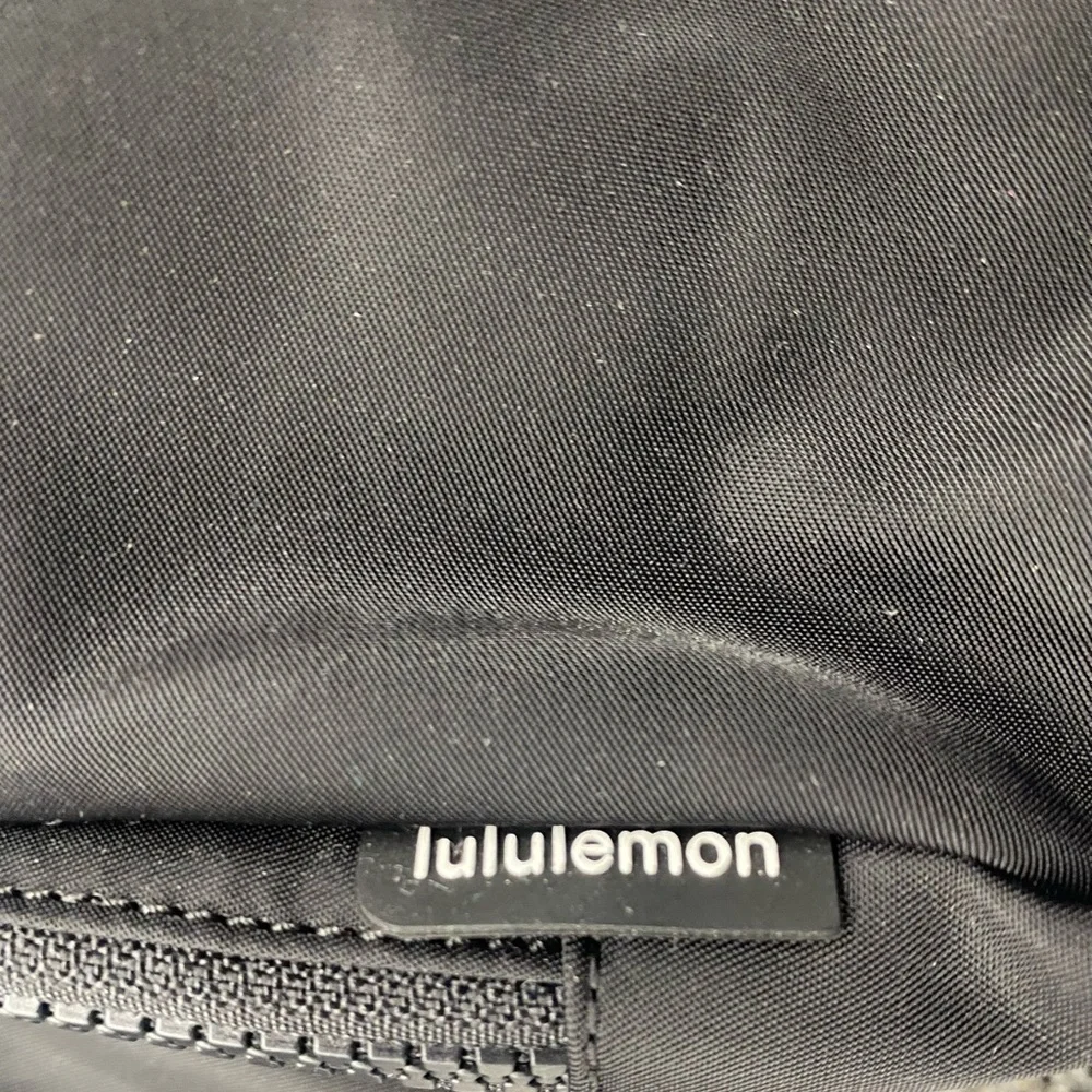 NWT lululemon athletica 2L Belt bag have 2 black & light grey - Picture 3 of 3